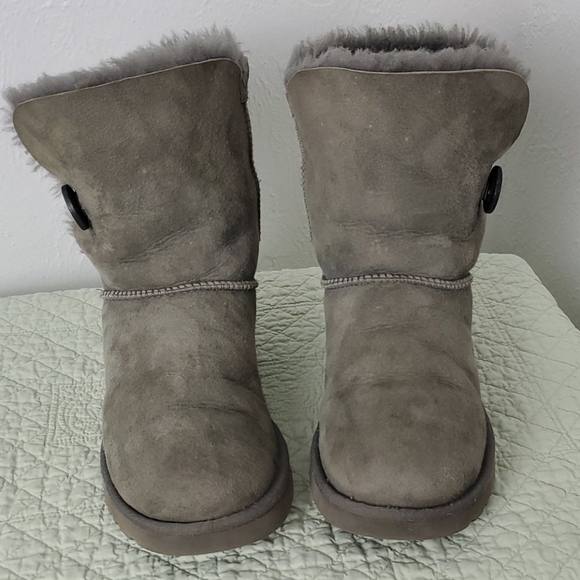 UGG Shoes - Gray short uggs
